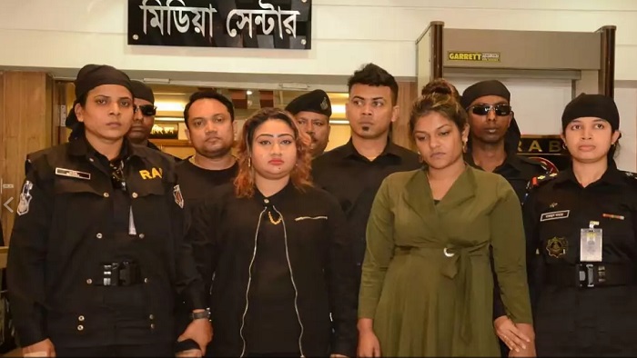 র্যাবের হাতে গ্রেপ্তার শামীমা নুর পাপিয়া (বাঁ থেকে দ্বিতীয়)। ছবি: সংগৃহীত র্যাবের হাতে গ্রেপ্তার শামীমা নুর পাপিয়া (বাঁ থেকে দ্বিতীয়)। ছবি: সংগৃহীত