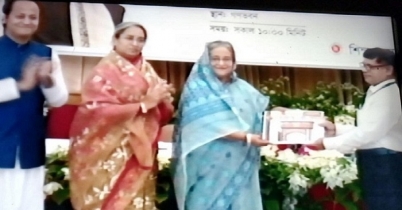 প্রধানমন্ত্রীর কাছে এইচএসসির ফল হস্তান্তর