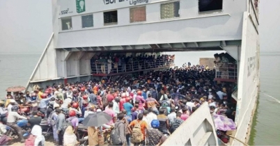 লকডাউনে দৌলতদিয়া-পাটুরিয়ায় উপচেপড়া ভিড়