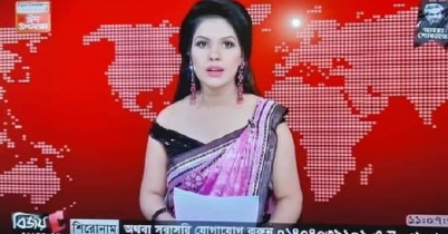 সংবাদ পাঠিকার এ কেমন পোশাক!