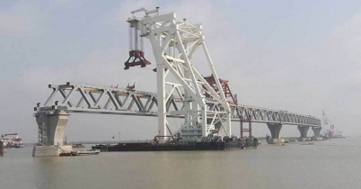 পদ্মাসেতুর ২৮তম স্প্যান বসলো, দৃশ্যমান হলো চার হাজার ২শ’ মিটার 