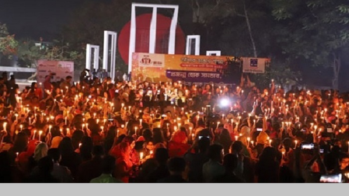 মোমবাতি জ্বালিয়ে আঁধার ভাঙার শপথ নেন নারীরা কেন্দ্রীয় শহীদ মিনারে। ছবি: সংগৃহীত-ছবি: সংগৃহীত