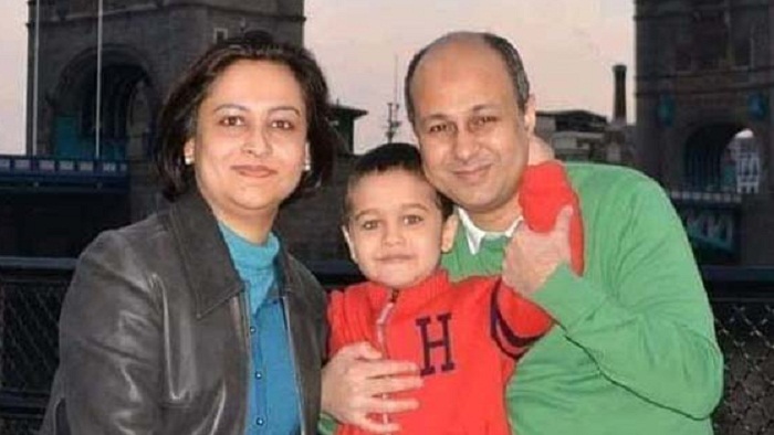বাবা-মায়ের মাঝে শিশু জায়ান -ফাইল ছবি বাবা-মায়ের মাঝে শিশু জায়ান -ফাইল ছবি