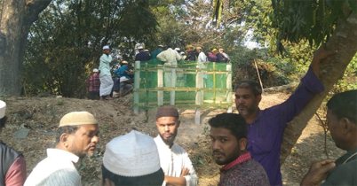 উঠানে বাবার লাশ, সন্তানরা অবসরের টাকা নিয়ে দ্বন্দ্বে!