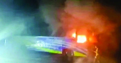 ঢাকা-চট্টগ্রাম মহাসড়কে  বাসে আগুন দিল দুর্বৃত্তরা