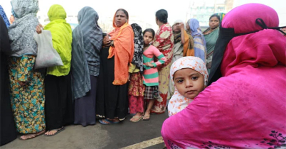 ৩ দিন ধরে খালি হাতেই বাড়ি ফিরছেন ওএমএসের চাল নিতে আসা হাদিজা