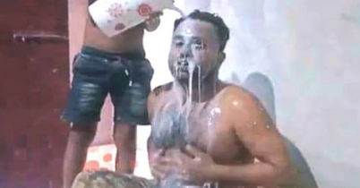 দুধ দিয়ে গোসল করে ছাত্রলীগকে ইতি 